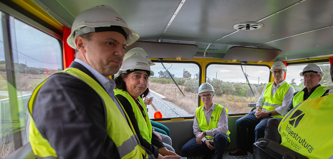 Visita no veículo de inspeção técnica da IP, ao novo troço na Linha de Évora