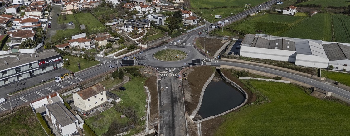 Ligação entre interface rodoferroviária/ EN14 (Santana) - Nova Ponte sobre o rio Ave