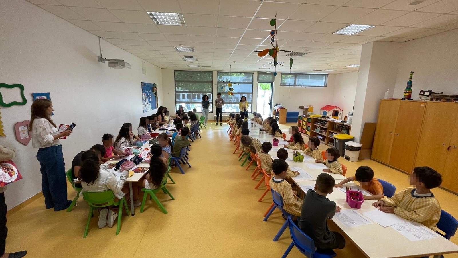 Leitura do Corvinho a crianças na Escola em Dois Portos